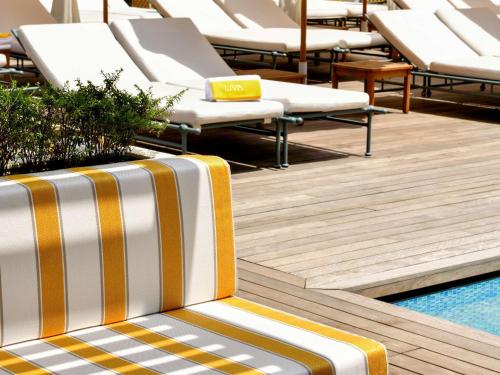 Piscine de l'établissement Novotel Abidjan Marcory ou située à proximité