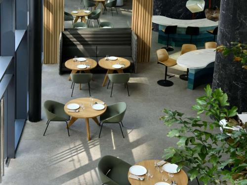Restaurant ou autre lieu de restauration dans l'établissement Novotel Abidjan Marcory