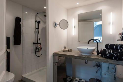 Ένα μπάνιο στο Maison avec bassin dans les remparts