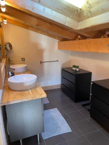La salle de bains est pourvue d'un lavabo et d'un comptoir avec évier. dans l'établissement Chalet au pied des pistes, à Megève