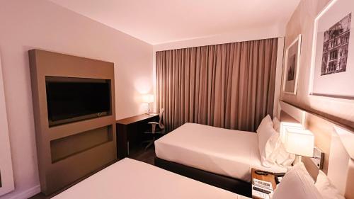 Ένα ή περισσότερα κρεβάτια σε δωμάτιο στο Holiday Inn Belo Horizonte Savassi by IHG
