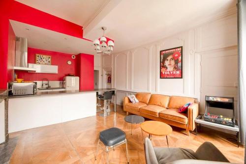 un salon avec un canapé et une cuisine dans l'établissement Confort et charme au centre de Rennes, à Rennes