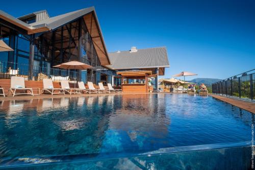 Bazén v ubytování Hôtel Diana Dea Lodge & SPA nebo v jeho okolí