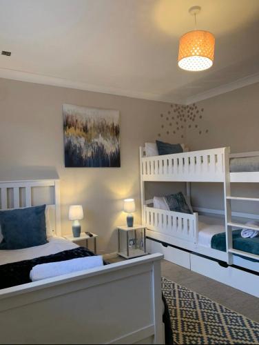 Ένα ή περισσότερα κρεβάτια σε δωμάτιο στο 7 bed 3 bath M25 Long term Parking