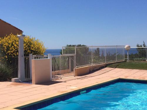 une clôture à côté d'une piscine dans l'établissement Bandol Apartment T2 Sea View Exceptional, à Bandol