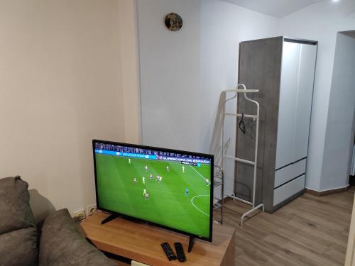 TV a/nebo společenská místnost v ubytování Lara