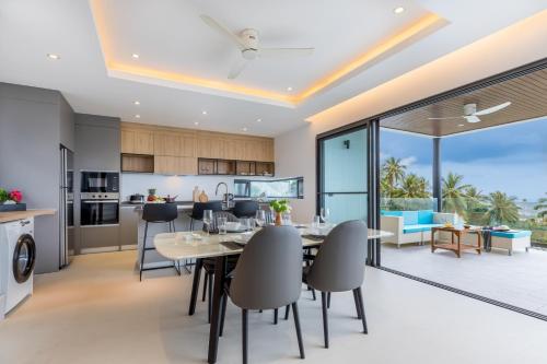 Η κουζίνα ή μικρή κουζίνα στο Chaweng Noi villa Managed by Saitara peak
