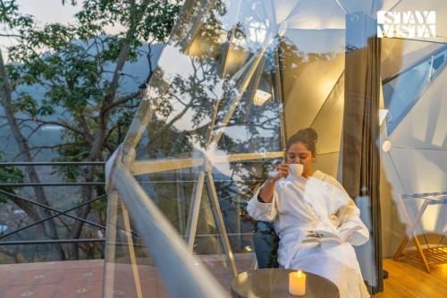 Επισκέπτες που μένουν στο StayVista at Ilika - Heated Infinity Plunge Pool and Jacuzzi
