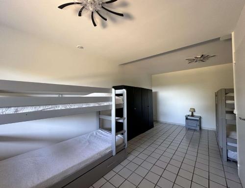 une chambre avec deux lits superposés et un plafond dans l'établissement VILLA BOUGINVILLEES pour 12 personnes avec piscine chauffée et vue mer à La Londe-Les-Maures, à La Londe-les-Maures