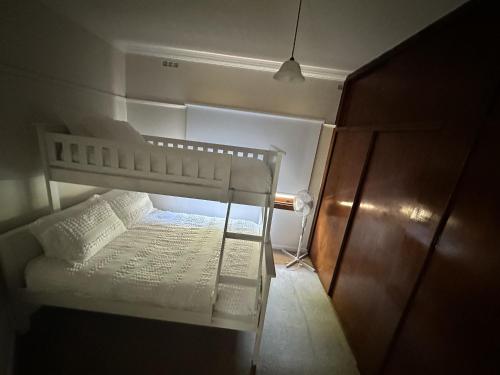 - un lit superposé blanc dans une petite chambre dans l'établissement The Granth - your perfect river escape, à Cobram
