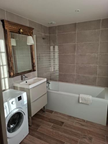 une salle de bain avec une machine à laver et un lave-linge dans l'établissement residence Saint Eloi, à Noyon