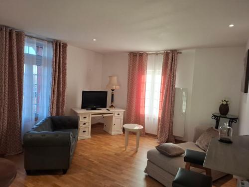 un salon avec un canapé et une télévision dans l'établissement residence Saint Eloi, à Noyon