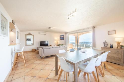 une cuisine et un salon avec une table et des chaises dans l'établissement Villa la Cagne - Vue mer, à Saint-Raphaël