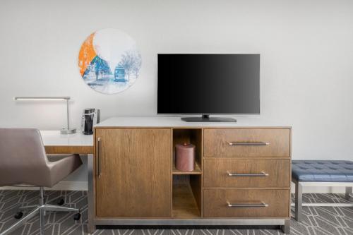Televisyen dan/atau pusat hiburan di Crowne Plaza Jacksonville Airport I-95N by IHG