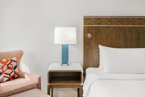 Katil atau katil-katil dalam bilik di Crowne Plaza Jacksonville Airport I-95N by IHG