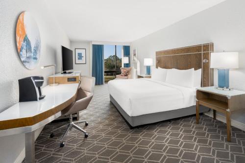 Katil atau katil-katil dalam bilik di Crowne Plaza Jacksonville Airport I-95N by IHG