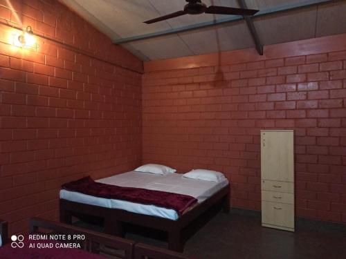 Giường trong phòng chung tại Banakal Hosmane Homestay