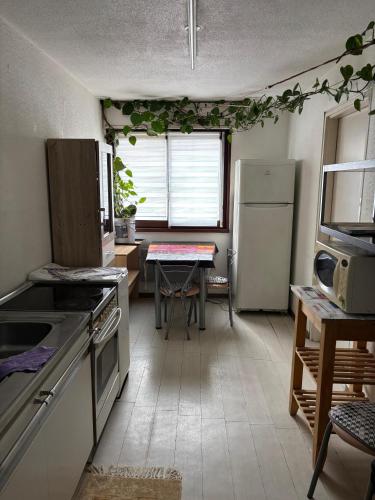 une petite cuisine avec une table et un réfrigérateur dans l'établissement Strasbourg - Studio agréable - Proche La Petite France, à Strasbourg