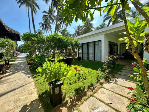 Taman di luar South Coast Villas by Mandala