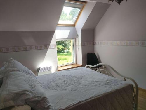 une chambre avec un lit et une fenêtre dans l'établissement Ref 018 2 Maison pour 2 personnes avec grand jardin partagé, à Arzon