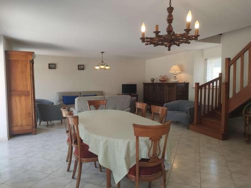 un salon avec une table, des chaises et un canapé dans l'établissement 018 6 KERNERS maison pour six personnes à louer avec jardin partagé, à Arzon