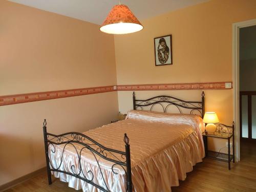 - une chambre avec un lit et une lampe dans l'établissement 018 6 KERNERS maison pour six personnes à louer avec jardin partagé, à Arzon