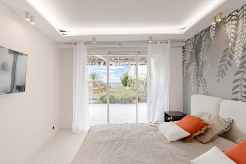 une chambre avec un lit et une grande fenêtre dans l'établissement Cannes apartment sea view - 18H, à Cannes