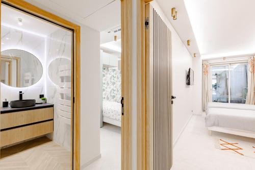 une salle de bain avec un miroir et un lavabo dans l'établissement Cannes apartment sea view - 18H, à Cannes