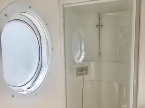 a bathroom with a shower with a glass door at Bungalow charmant à Saint-Jean-de-Monts avec piscine partagée in Saint-Jean-de-Monts