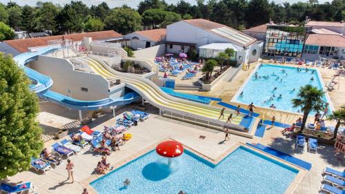 an overhead view of a pool at a water park at Bungalow charmant à Saint-Jean-de-Monts avec piscine partagée in Saint-Jean-de-Monts