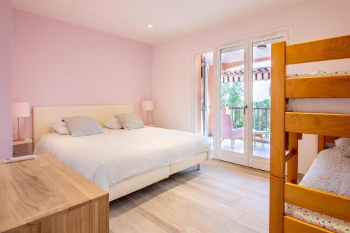 - une chambre avec des lits superposés et un balcon dans l'établissement Duplex Agay-Plage, à Saint-Raphaël