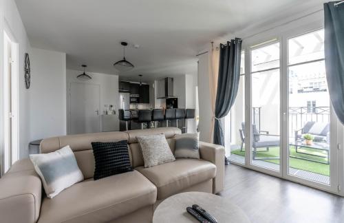 un salon avec un canapé et une table dans l'établissement Disney à Paris - Scandinaves 01, à Serris