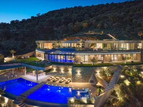  Elle offre une vue aérienne sur une demeure de caractère dotée d'une piscine. dans l'établissement Luxury villa in Grimaud with Gulf View, à Port Grimaud
