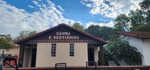 a building with a sign that reads samiya e at Hotel Floresta in Poços de Caldas