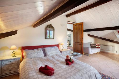 ein Schlafzimmer mit einem Bett mit zwei Stofftieren darauf in der Unterkunft Villa Bella Vista in Imperia