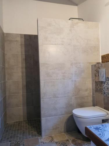 a bathroom with a shower and a toilet at Casa Lesia - Mini-Villa proche des plages in Viggianello