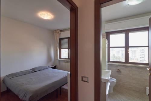 a bedroom with a bed and a bathroom with a toilet at AM16 - Spazioso appartamento vicino stazione centrale in Perugia