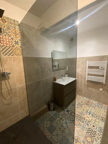 une salle de bain avec un lavabo et une douche dans l'établissement Appart 4 chambres Chez Vicky, à Angoulême