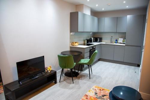 Η κουζίνα ή μικρή κουζίνα στο Modern 1-Bedroom Apartment in Slough with Parking