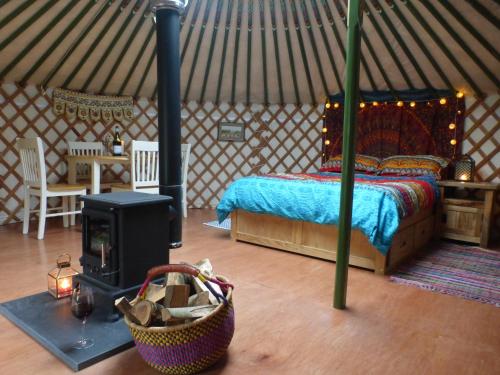 Postel nebo postele na pokoji v ubytování Ffynnonwen Eco Glamping