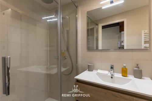 une salle de bain avec une douche, un lavabo et un miroir dans l'établissement Le Bois Bleu - 2nd Floor - City Center, à Honfleur