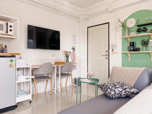 a living room with a couch and a table at The Giftown Bangkok, Talat Phlu in Thonhuri