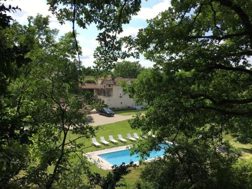 une vue aérienne d'une maison avec piscine et arbres dans l'établissement Les Terrasses de La Serre, à Lascabanes