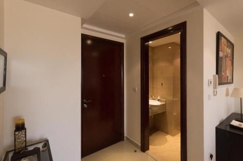 Foto Ras al Khaimahis asuva majutusasutuse Big 2br Apartment close to the sea and Golf course galeriist