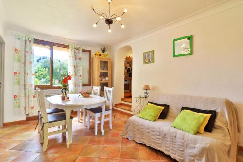 un salon avec un canapé et une table dans l'établissement Locations-06 La Maison de Noelie garden floor, à Le Bar-sur-Loup