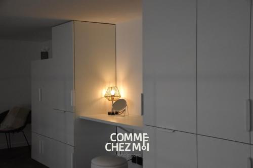 a lamp sitting on a counter in a room at Le Quai - Studio moderne et équipé à Nancy Centre in Nancy