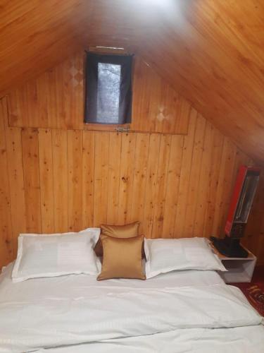 Postel nebo postele na pokoji v ubytování Matri Pitri Cottage