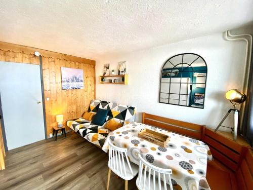 un salon avec un lit et un canapé dans l'établissement Studio Plagne Centre Aconcagua, à La Plagne Tarentaise