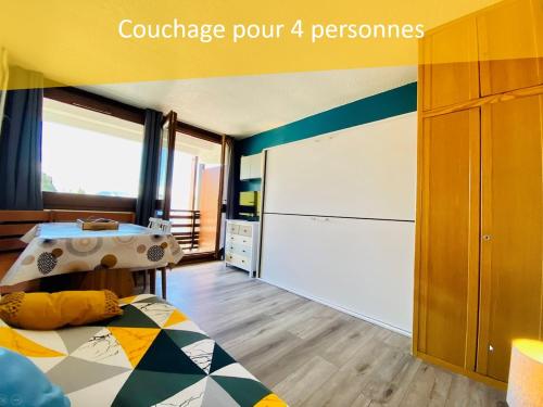 une chambre avec un lit et une table dans une pièce dans l'établissement Studio Plagne Centre Aconcagua, à La Plagne Tarentaise