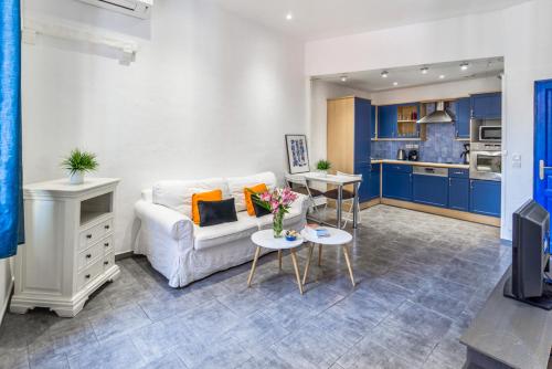 - un salon avec un canapé blanc et des armoires bleues dans l'établissement stay-cannes- 1 Bedroom beach & congress apartment, à Cannes